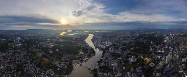 photo panoramique aérienne de kuching sarawak. - sarawak state photos et images de collection