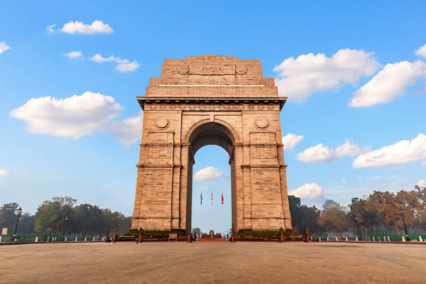 porte de l’inde sous les nuages, célèbre point de repère de new delhi, pas de peuple - india new delhi architecture monument photos et images de collection
