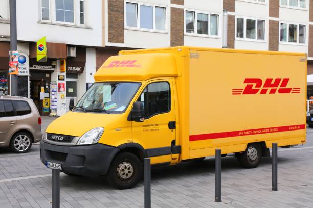 dhl courier van en allemagne - messenger deutsche post ag package germany photos et images de collection