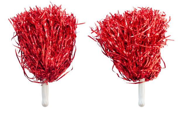 pompones rojos para porristas sostienen la alegría deportiva aislada sobre fondo blanco. - pompón fotografías e imágenes de stock