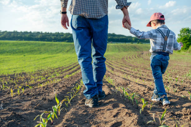 아버지는 아들에게 가족 사업을 보여 주었다. - farmer farm family son 뉴스 사진 이미지