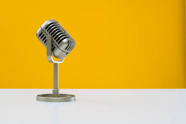 micrófono retro sobre fondo amarillo - micrófono dinámico fotografías e imágenes de stock