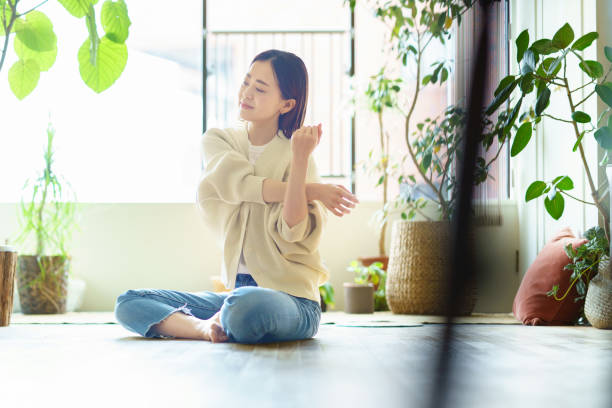 mulher se alongando no quarto - flexibility business gymnastics exercising - fotografias e filmes do acervo