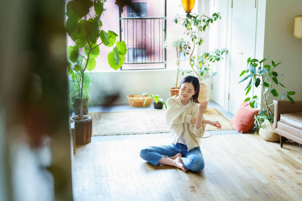 donna che si allunga nella stanza - yoga business women living room foto e immagini stock