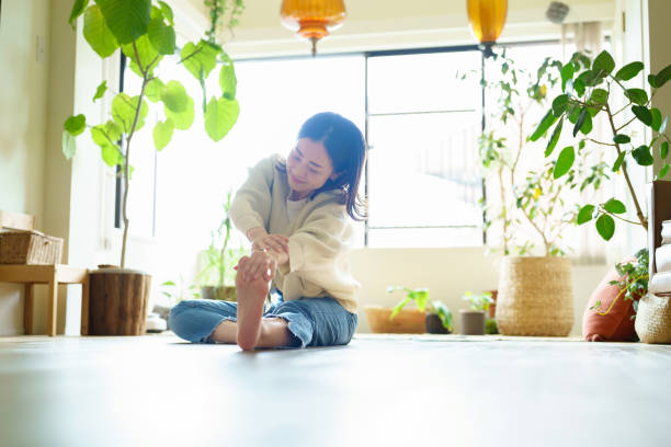woman stretching in the room - yoga business women indoors imagens e fotografias de stock