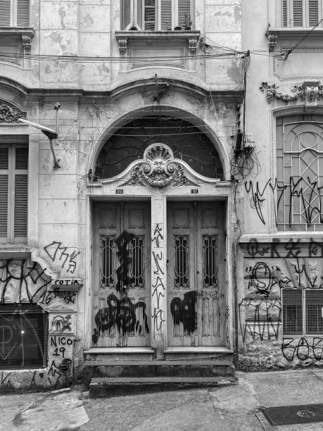 fachada de casa antigua vandalizada con graffiti. - restore ancient ways fotografías e imágenes de stock
