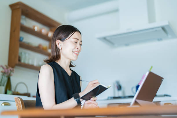 eine frau mit einem tablet-pc - japaner stock-fotos und bilder