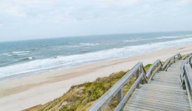 bridge next to beach - duitse noordzeekust stockfoto's en -beelden