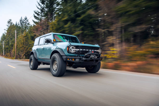 ford bronco w kolorze cactus grey - off road vehicle obrazy zdjęcia i obrazy z banku zdjęć