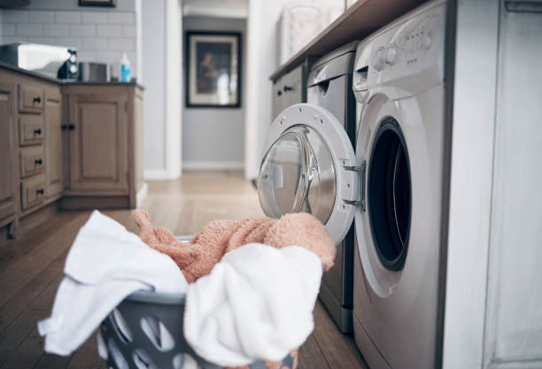 toma de una cesta de lavandería llena de ropa recién seca - washing fotografías e imágenes de stock