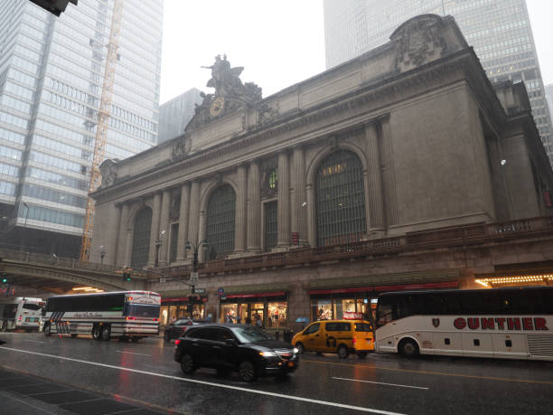 grand central terminal in una giornata piovosa. - grand beaux arts foto e immagini stock