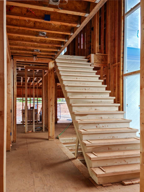 incorniciatura di costruzioni in legno, edifici e case - carpenter home addition manual worker construction foto e immagini stock
