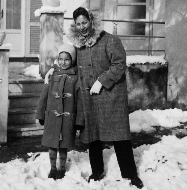 istock Mother and daughter in 1954. 1398139805