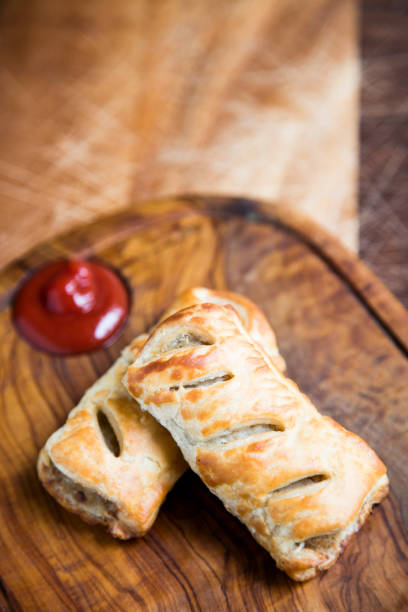 panini di salsiccia tradizionali - sausage roll foto e immagini stock