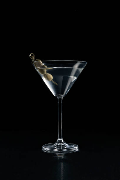 올리브가있는 검은 배경에 마르티니 글래스의 정면보기 - martini royale 뉴스 사진 이미지