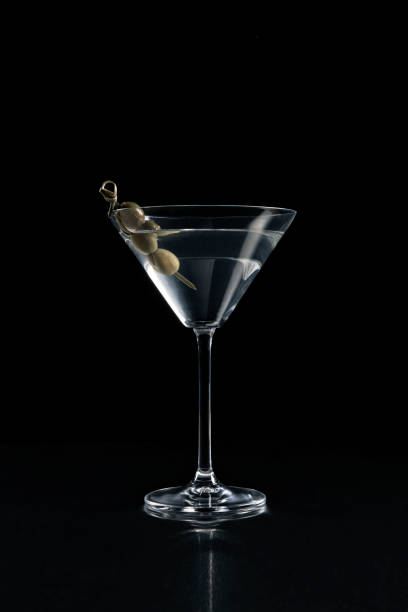 вид спереди из стекла мартини на черном фоне с оливками - martini cocktail martini glass glass стоковые фото и изображения