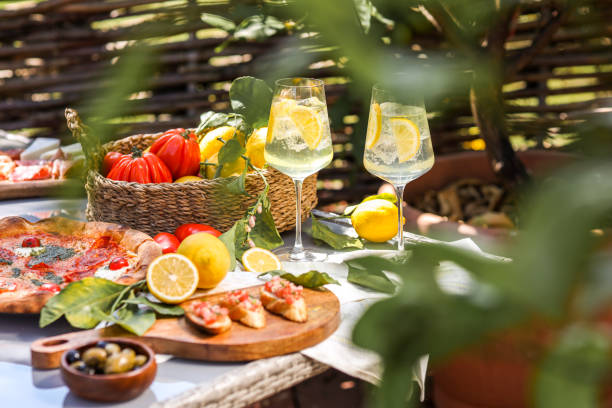 limoncello spritz bebida aperitivo en la mesa de comida italiana con antipasti y selección de pizza - aperitivo fotografías e imágenes de stock