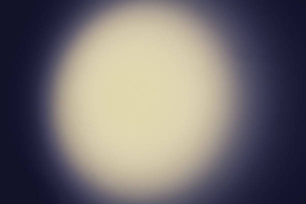 círculo de luz de uma lanterna noturna em uma parede branca, espaço de cópia - mid atlantic usa flash - fotografias e filmes do acervo