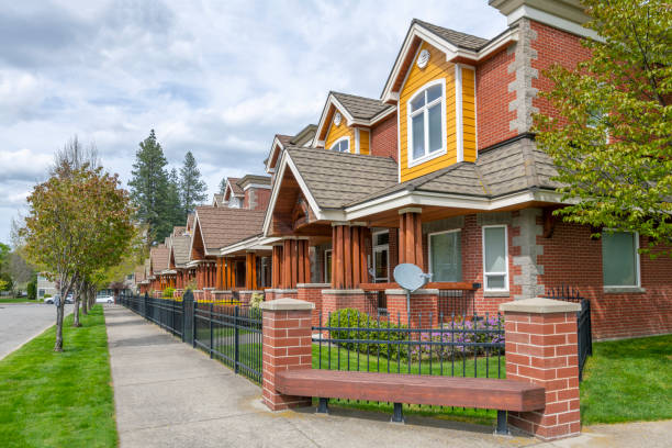 uma fila de casas de tijolos na área central de sanders beach em coeur d'alene, idaho, eua. - dalene - fotografias e filmes do acervo