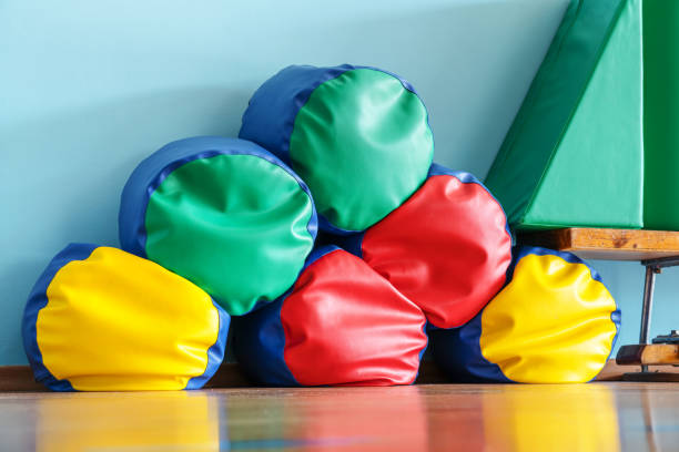 équipement de sport et de loisirs doux et coloré sur le plancher en bois de la salle de sport - childcare centre photos et images de collection
