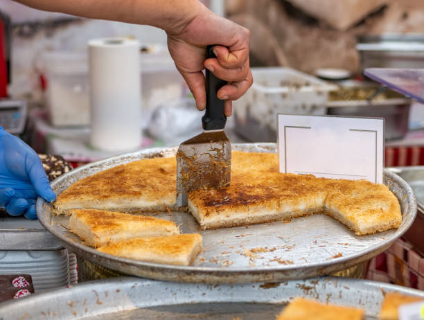 knafeh lub kataif tradycyjna pustynia bliskowschodnia na tacy - satelitarny półmisek zdjęcia i obrazy z banku zdjęć