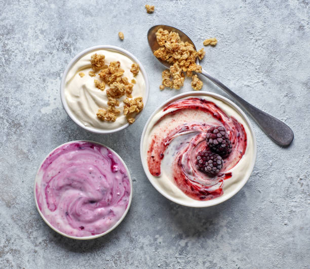 tazones de varios yogures griegos - yogurt yogurt container strawberry spoon fotografías e imágenes de stock