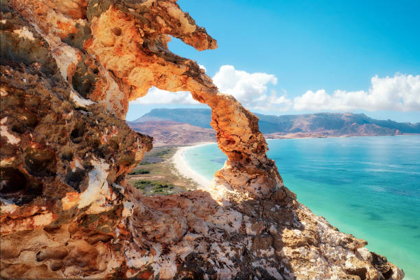 arche rocheuse surplombant l’océan dans l’ouest de socotra, au yémen, prise en novembre 2021 - arch rock photos et images de collection