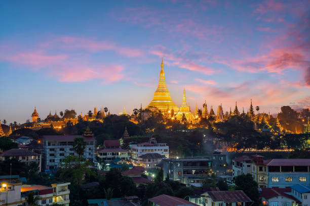 shwedagon pagoda na cidade de yangon, myanmar - shwedagon pagoda yangon sunset pagoda - fotografias e filmes do acervo