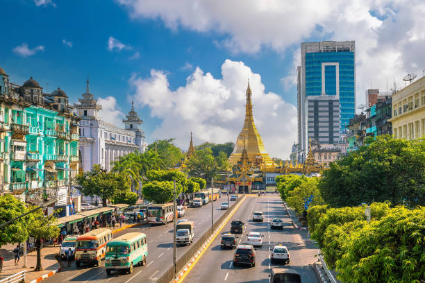 sule-pagode in der innenstadt von yangon, myanmar - myanmar stock-fotos und bilder