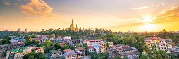 シュエダゴンパゴダ (ミャンマー、ヤンゴン市) - shwedagon pagoda yangon sunset pagoda ストックフォトと画像