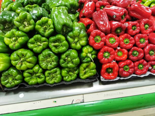 grüne und rote paprika oder paprika - green bell pepper bell pepper red bell pepper groceries stock-fotos und bilder