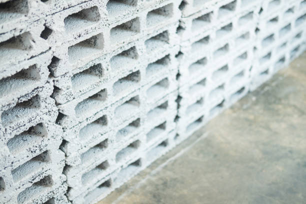 прямоугольные толстые бетонные блоки характеризуют�ся небольшими порами, разбросанными по всему кубу - hollow gray pattern wall стоковые фото и изображения