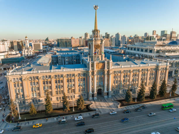 エカテリンブルク市庁または市役所。中央広場。早春の夕方の街、航空写真。 - ekaterinburg ストックフォトと画像