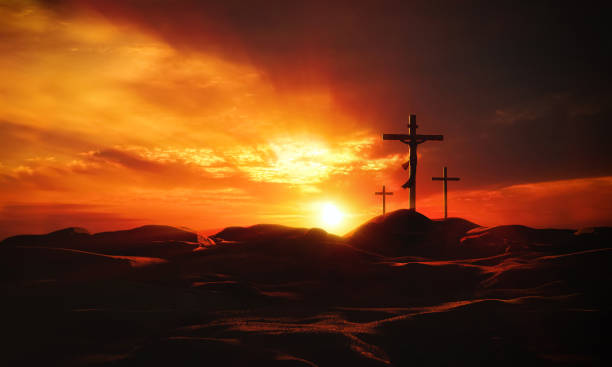 roter himmel und wolken und licht und das kreuz des todes und der auferstehung jesu christi - kruzifix stock-fotos und bilder