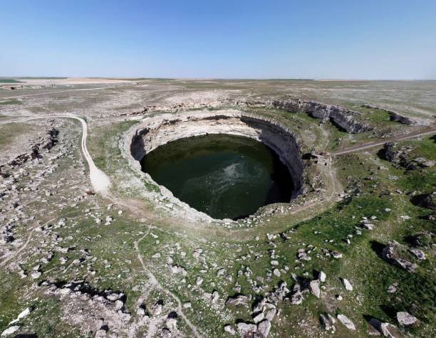 buraco de kızören (konya, turquia) - sink hole - fotografias e filmes do acervo