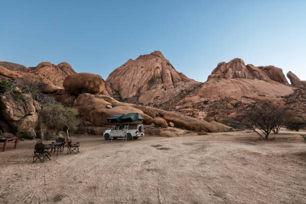 アフリカ、ナミビア、スピッツコッペでのオフロード車の屋根のテントでのキャンプ - damaraland ストックフォトと画像