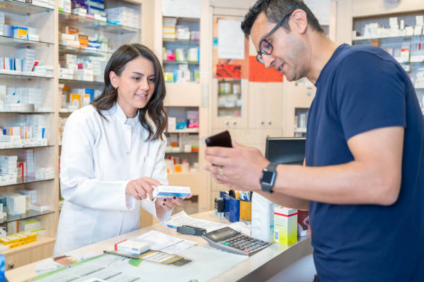 medico di consulenza al paziente con il farmacista - retail shopping talking customer foto e immagini stock