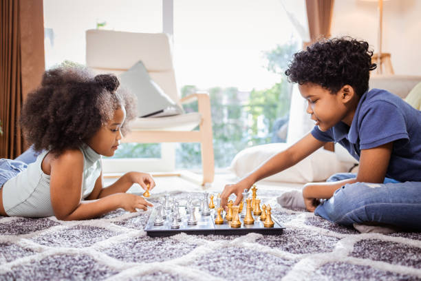 feliz actividad familiar afroamericana el fin de semana. - chess skill concentration intelligence fotografías e imágenes de stock