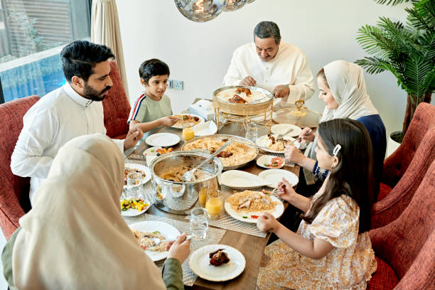 pasto in famiglia mediorientale per celebrare eid-ul-fitr - saudi arabia child ramadan offspring foto e immagini stock