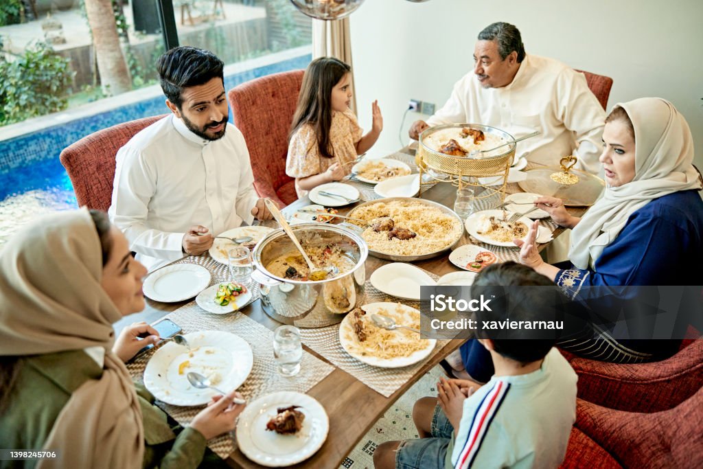 Percakapan selama makan tengah hari keluarga Riyadh - Bebas Royalti Idul Fitri - Ramadan Foto Stok