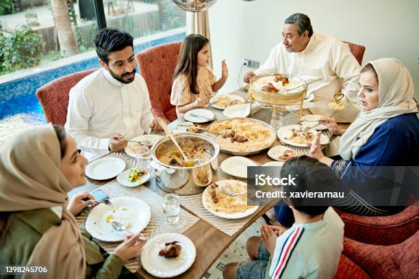 Percakapan Selama Makan Tengah Hari Keluarga Riyadh Foto Stok - Unduh Gambar Sekarang