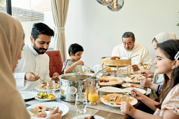 família saudita multigerante desfrutando pratos tradicionais - saudi arabia child ramadan offspring - fotografias e filmes do acervo