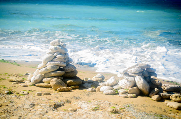 steinhaufen am strand - stone zen like buddhism balance stock-fotos und bilder