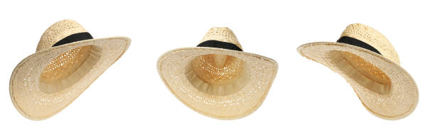 conjunto con elegantes sombreros de paja sobre fondo blanco, diseño de pancarta. tocado elegante - sombrero de paja fotografías e imágenes de stock