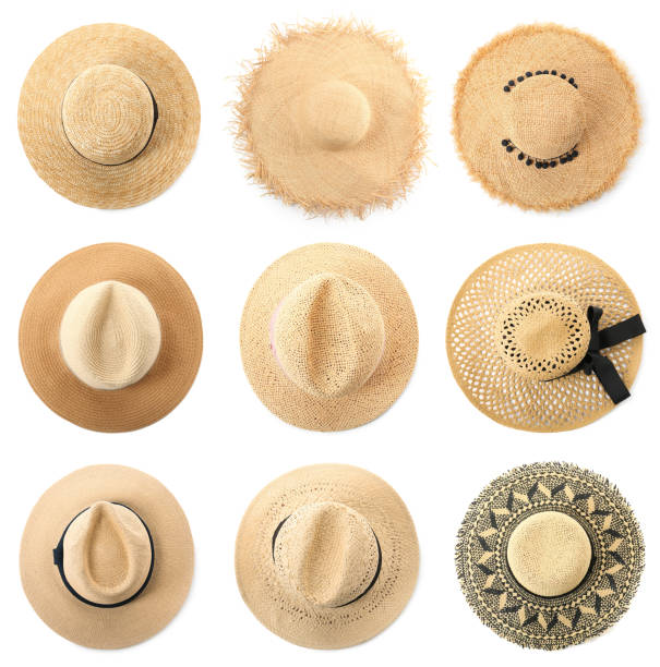 白い背景に異なる麦わら帽子をセット、トップビュー。スタイリッシュな頭飾り - 麦わら帽子 ストックフォトと画像