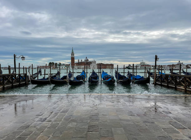 летний шторм в венеции - riva degli schiavoni стоковые фото и изображения