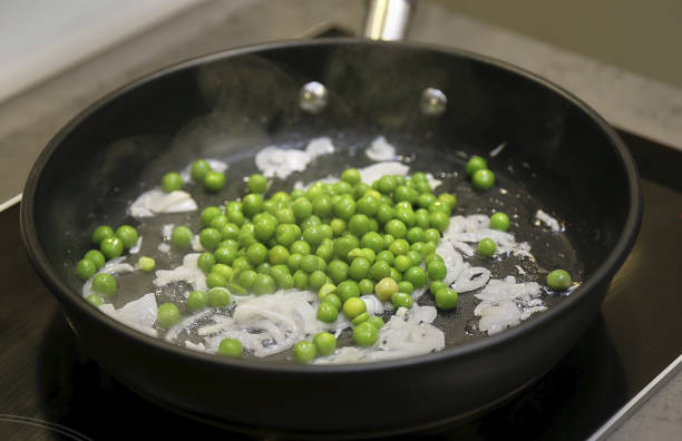 냄비에있는 부엌에있는 녹색 완두콩. - green pea pea pod sweet food freshness 뉴스 사진 이미지