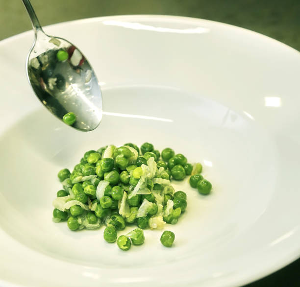 pois verts dans la cuisine dans une casserole. - pea pod photos et images de collection