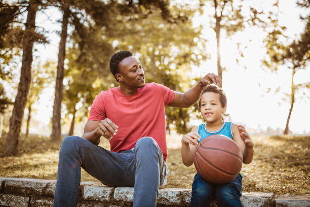 バスケットボールについて話す父と息子 - uncle ストックフォトと画像