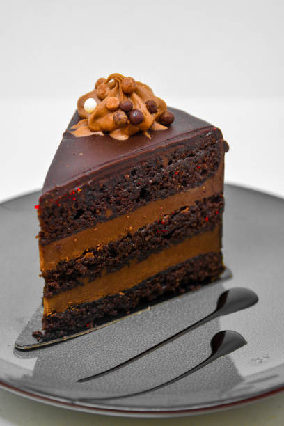 甘くておいしいチョコレ�ート ケーキ白で隔離のコーヒー ブレークに最適 - chocolate cheesecake ストックフォトと画像
